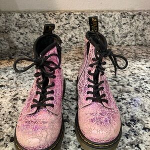 Dr. Martens Kids Boots in Pink Crackle with Black Accents